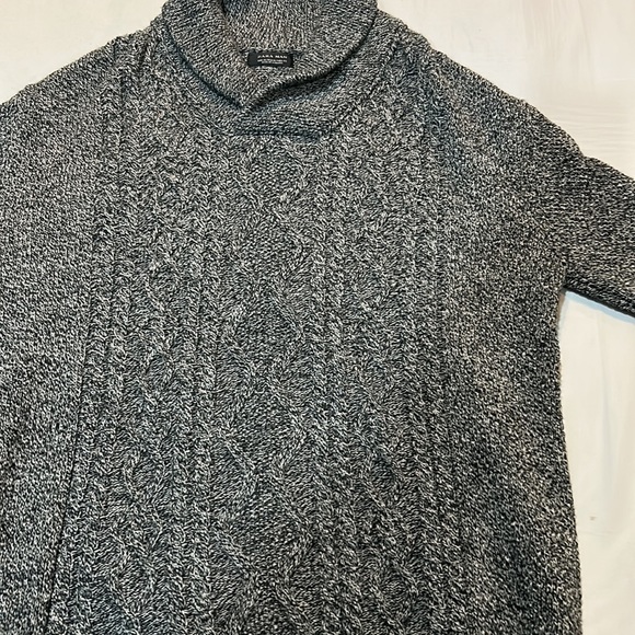 4 sweaters in bundle - Picture 4 of 13